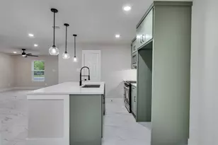 7207 Crestmont St, Houston, TX 77033 - Photo 14