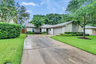 1418 Barrowgate Dr, Sugar Land, TX 77498 - Photo 2