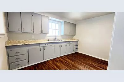 136 W Marion Street, Clute, TX 77531 - Photo 4