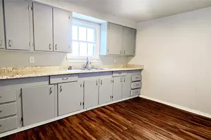 136 W Marion St, Clute, TX 77531 - Photo 4
