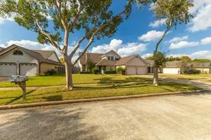 3118 Kempwood Dr, Sugar Land, TX 77479 - Photo 4