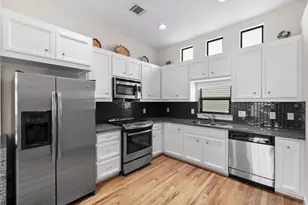 2710 Hullsmith Dr, Houston, TX 77063 - Photo 10