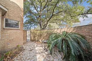 55 Bayou Pointe Dr, Houston, UT 77063 - Photo 34