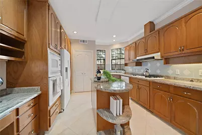 55 Bayou Pointe Drive, Houston, UT 77063 - Photo 6