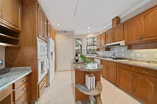 55 Bayou Pointe Dr, Houston, UT 77063 - Photo 6