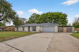 1910 Coupland Dr, La Porte, TX 77571 - Photo 4