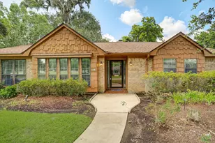 131 Lily St, Lake Jackson, TX 77566 - Photo 2