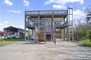 948 Kahla Dr, Crystal Beach, TX 77650 - Photo 2
