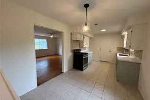 223 Belmont St, Tomball, TX 77375 - Photo 2
