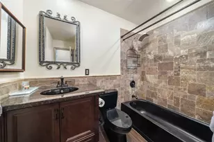 1880 White Oak Dr, Houston, TX 77009 - Photo 16