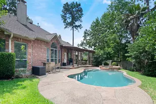 11 Barlow Ct, The Woodlands, TX 77382 - Photo 2