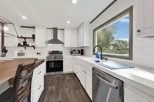 718 Main St, Anahuac, TX 77514 - Photo 4