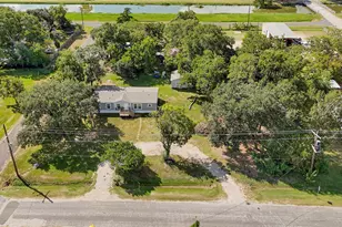 718 Main St, Anahuac, TX 77514 - Photo 12