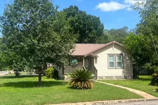 903 Bowie St, Columbus, TX 78934 - Photo 2