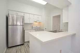 2475 Underwood St, Houston, TX 77030 - Photo 2