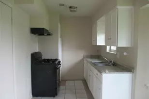 4504 Hemlock Dr, Baytown, TX 77521 - Photo 4