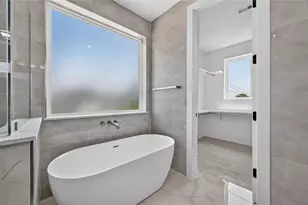 1424 W 23rd St, Houston, TX 77008 - Photo 2