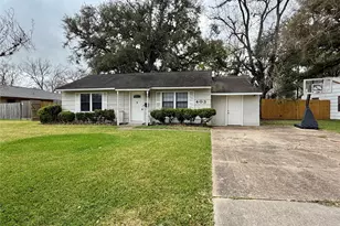 403 Oak Dr, Lake Jackson, TX 77566 - Photo 1