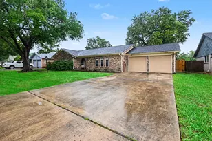 9942 Bayou Woods Dr, Baytown, TX 77521 - Photo 4