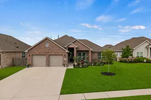 426 Hunters Xing Dr, Sealy, TX 77474 - Photo 1