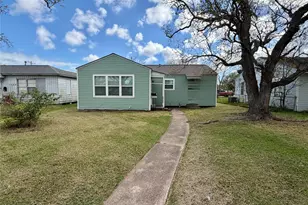 1427 W 7th St, Freeport, TX 77541 - Photo 2