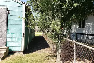 803 Chester St, West Orange, TX 77630 - Photo 4