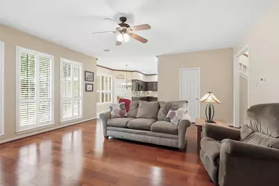 27 N Duskwood Place, The Woodlands, TX 77381 - Photo 18