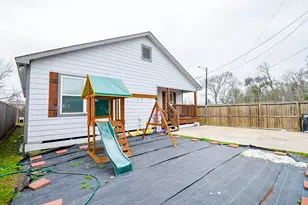 5615 Barton St, Houston, TX 77028 - Photo 2