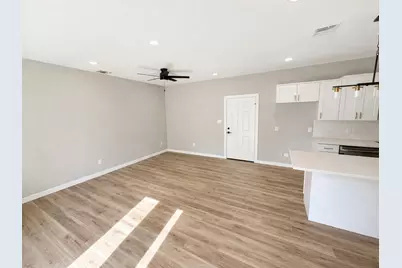 1422 W Willis Street #B, Alvin, TX 77511 - Photo 2