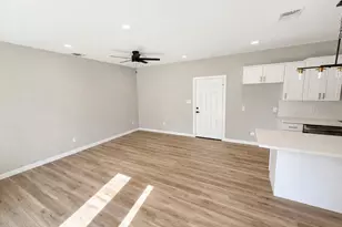 1422 W Willis St, Alvin, TX 77511 - Photo 2