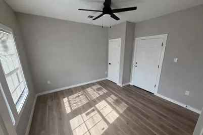 1422 W Willis Street #B, Alvin, TX 77511 - Photo 4