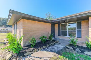 802 Wright St, El Campo, TX 77437 - Photo 2