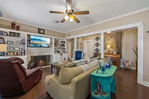 908 Sam Houston Ave, Huntsville, TX 77320 - Photo 6