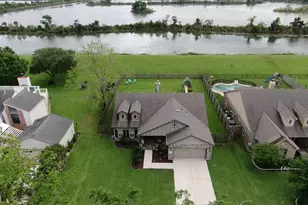 233 Twin Lakes Blvd, West Columbia, TX 77486 - Photo 4