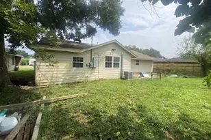 5854 Heron Dr, Houston, TX 77033 - Photo 12