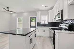 4719 Mallow St, Houston, TX 77033 - Photo 8