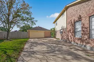 9714 Broadley Dr, Sugar Land, TX 77498 - Photo 6