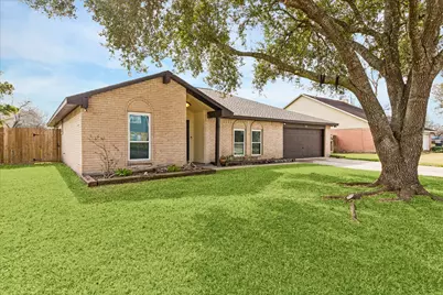 320 Creek Bend Drive, League City, TX 77573 - Photo 2