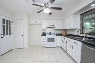 1215 Pinecroft Dr, Sugar Land, TX 77498 - Photo 10