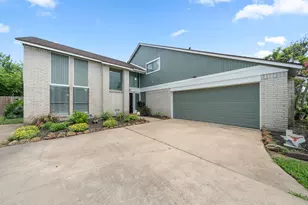 403 Banyan St, Lake Jackson, TX 77566 - Photo 2