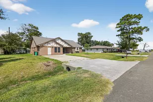 206 Staples Dr, Baytown, TX 77523 - Photo 2