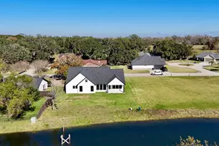 237 Crestview Dr, West Columbia, TX 77486 - Photo 4