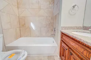 408 Eichwurzel Ln, Houston, TX 77009 - Photo 10