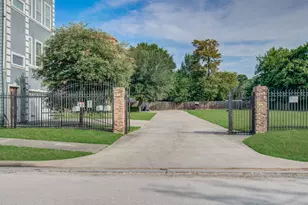 408 Eichwurzel Ln, Houston, TX 77009 - Photo 2