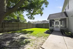 1086 S Hood St, Alvin, TX 77511 - Photo 4