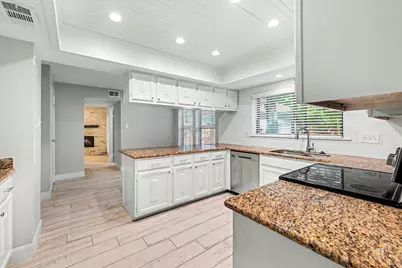 34 E Wandering Oak Drive, The Woodlands, TX 77381 - Photo 8
