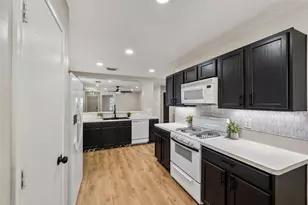 7826 Chervil Ln, Baytown, TX 77521 - Photo 12