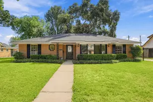 7823 Twin Hills Dr, Houston, TX 77071 - Photo 2