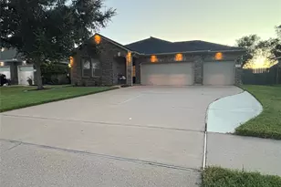 104 Avery Springs Ln, Dickinson, TX 77539 - Photo 2