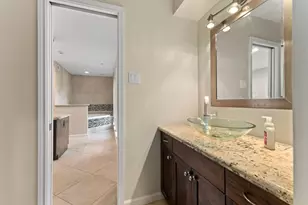 219 Big Hollow Ln, Houston, TX 77042 - Photo 18